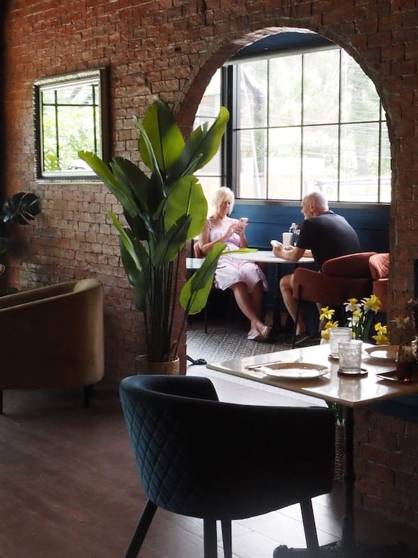 Toast Bophut: arched window, brick wall